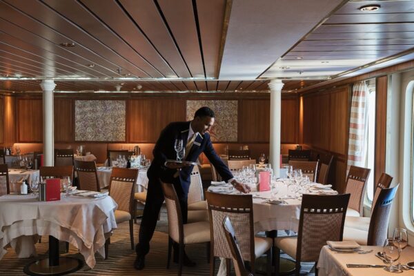 img-ec-silversea-dub-cop-inside-restaurant
