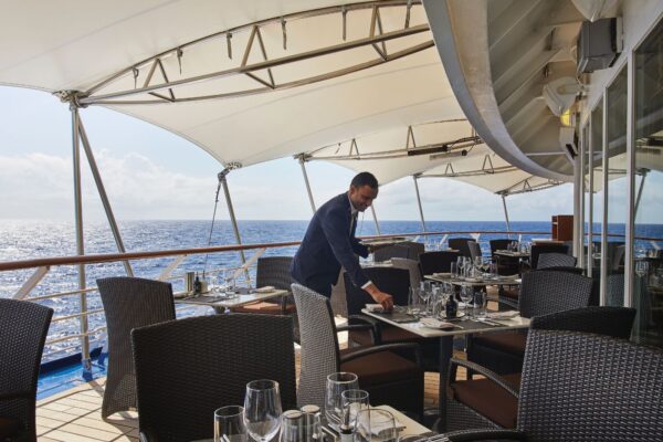 img-ec-silversea-dub-cop-outside-restaurant