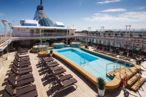img-ec-silversea-spirit-pool-deck