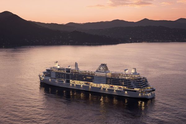 img-ec-silversea-silver ray-boat-sunset