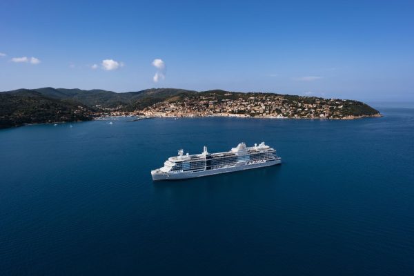 img-ec-silversea- silver ray - boat
