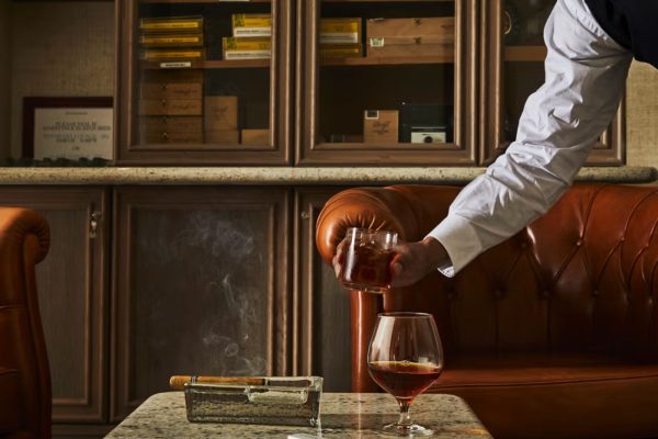 img-ec-silversea-brandy and cigar